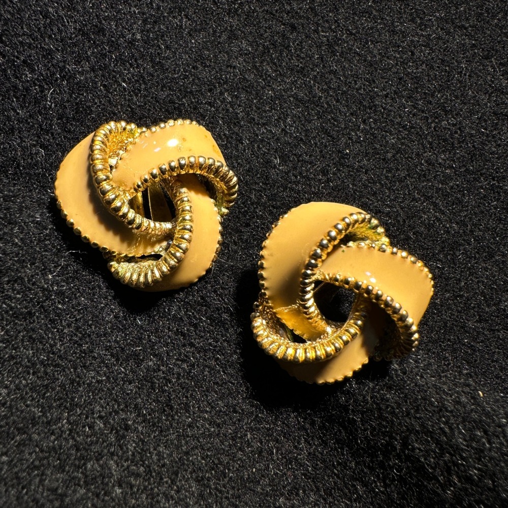 Vintage Tan Enamel Gold Tone Intertwined Knot Clip On Earrings Retro OS Womens